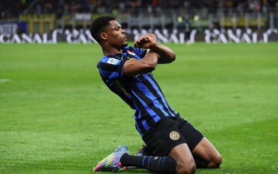 12月12日讯 据《米兰体育报》报道，国米球员邓弗里斯的合同中含有一项金额为25