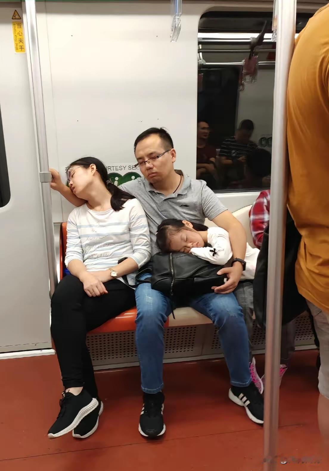 男人是一座大山，必须要为老婆孩子遮风避雨，当然了，真正的男子汉是愿意这样做的，因