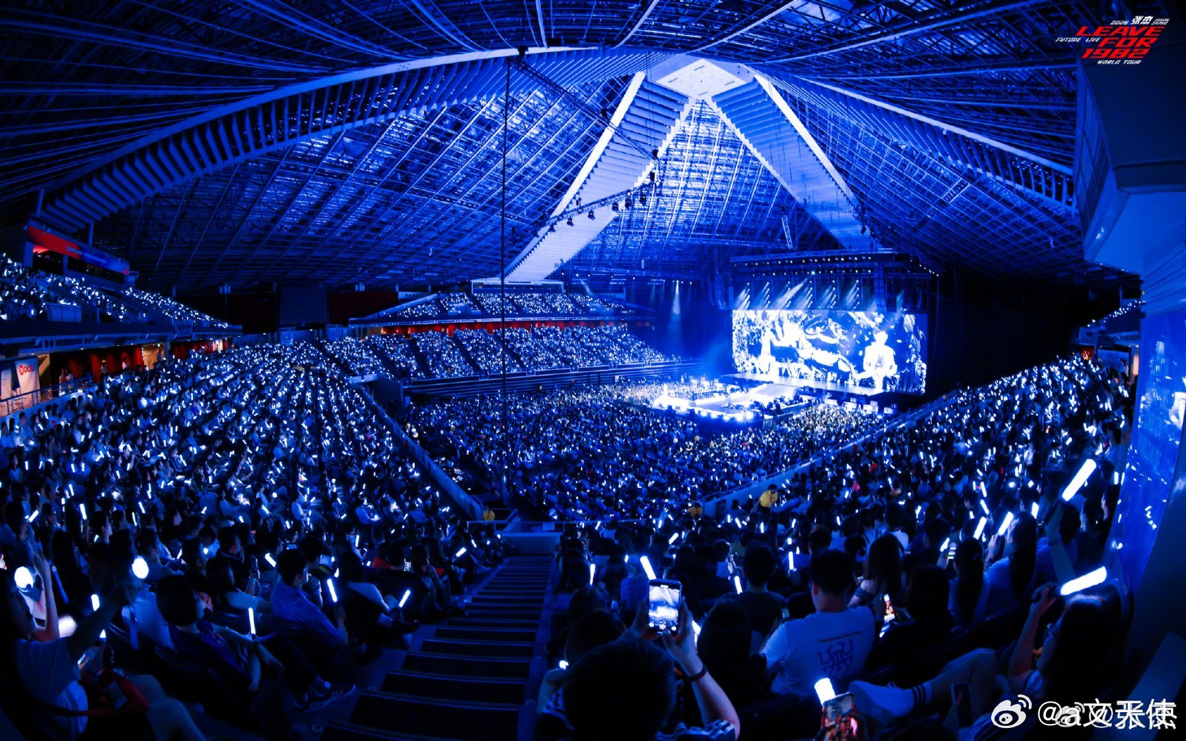 张杰近期演唱会动态频出，不仅在北京鸟巢创下连开 16 场的世界纪录，其 VR 演