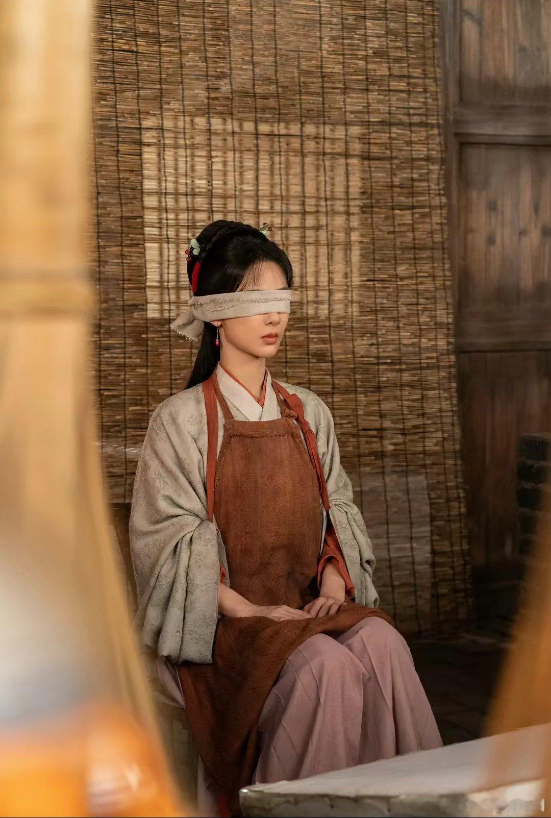 杨紫家业猫眼有效播放量破12亿徽派水乡布景好美，再加上杨紫自然的演技，每天准时蹲