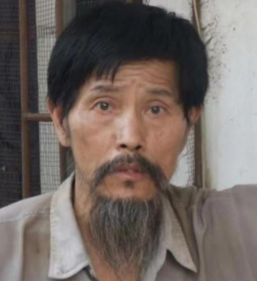 2008年，一个姑娘在江西赣州的街头，发现了一个奇怪的老人，这老人虽然衣衫褴楼，