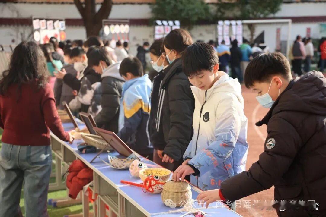 12月10日，西乡县文化馆携非遗图书、竹编作品走进莲花小学，为全校师生带来了一场
