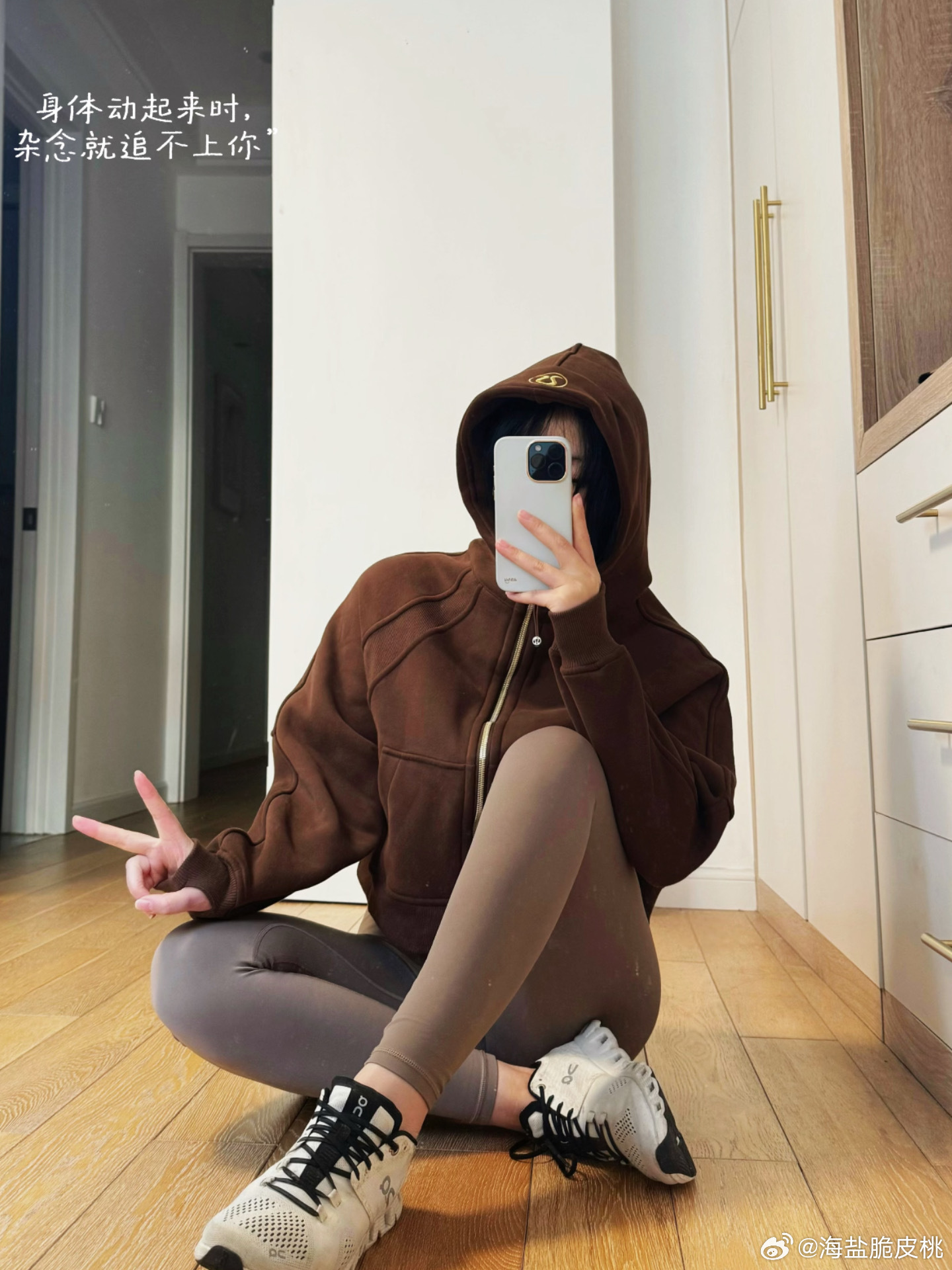 入秋的快乐☕️是一杯咖啡给的慢悠悠躲进氛围感小店光线柔和 环境安安静静和朋友坐在