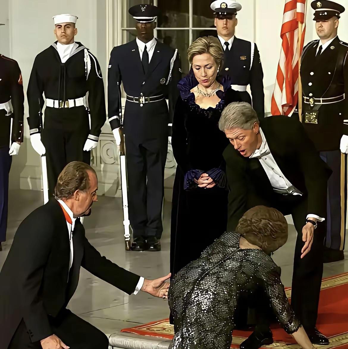 希拉里的一表情，差一点让她败了“路人缘”！
这一年，西班牙国王胡安和王后索菲亚到