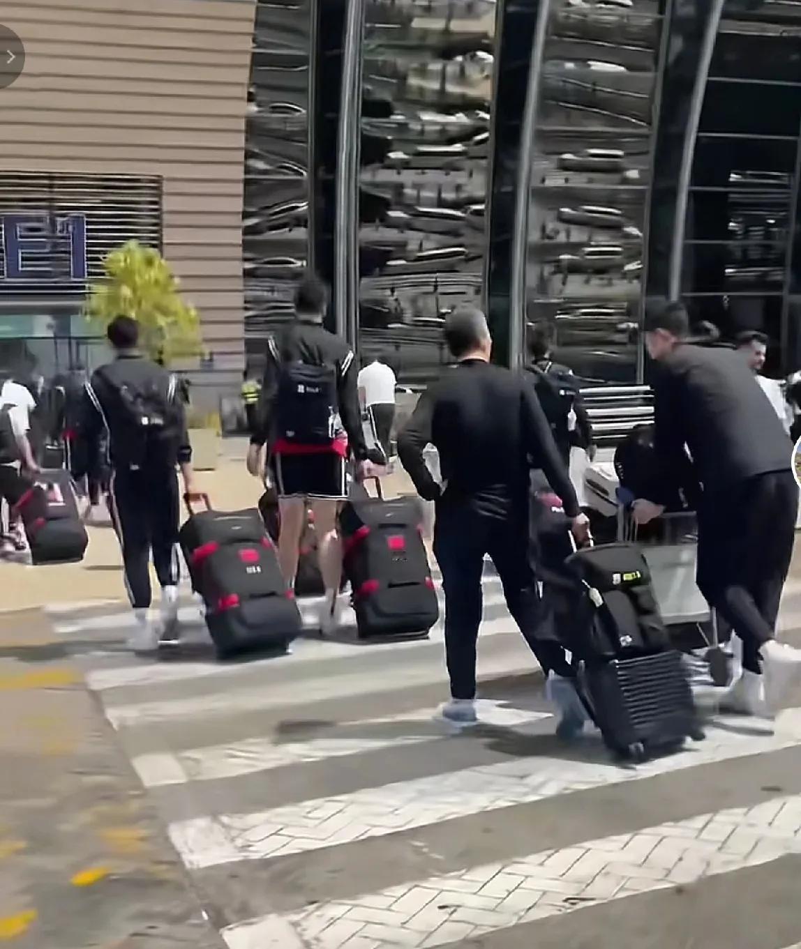 回来了！中国男篮出色完成任务，胜利凯旋！

看着他们略显疲惫的身影，真的为他们感