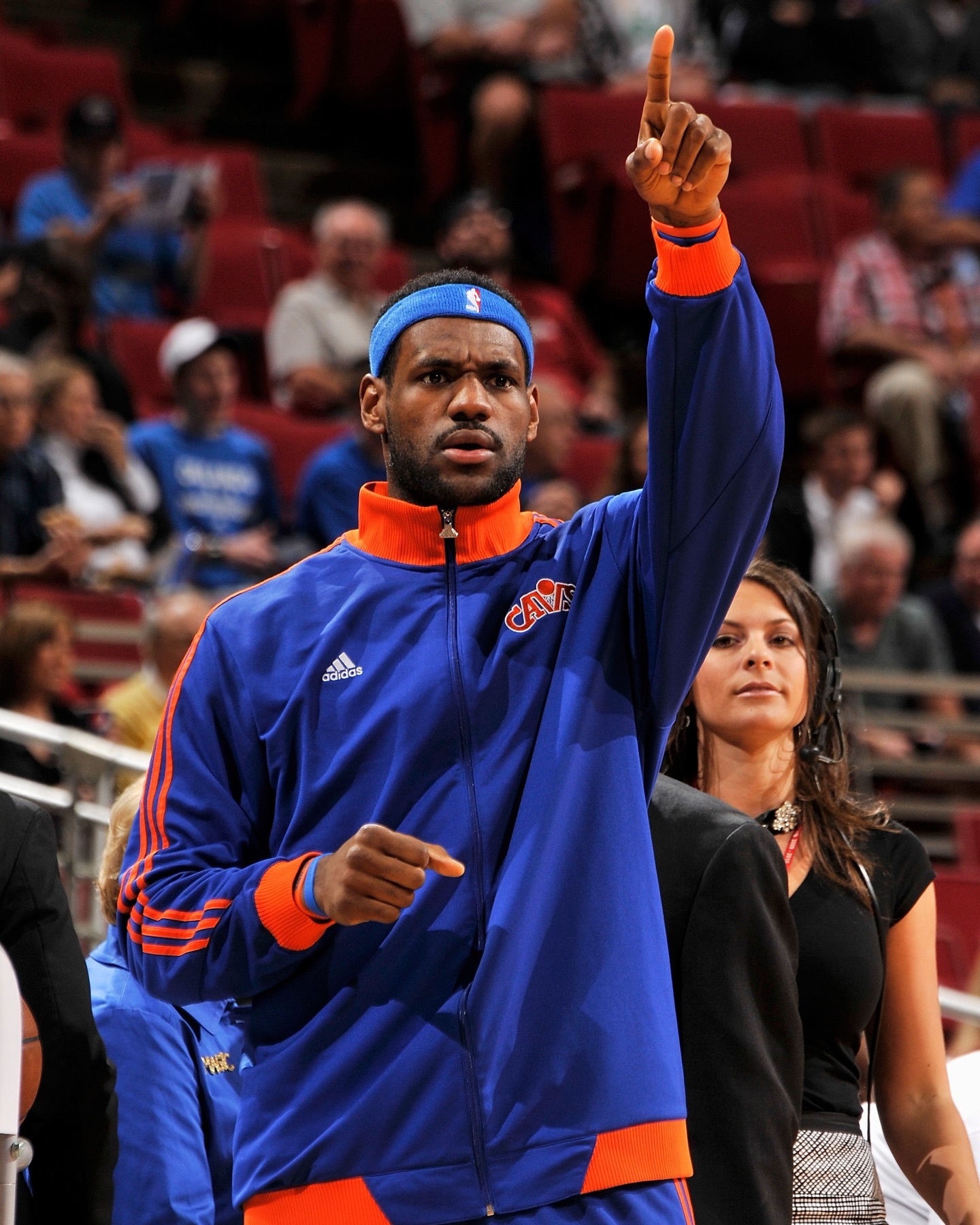 勒布朗重回克利夫兰之际，致敬球队2010年的复古经典球衣！ 