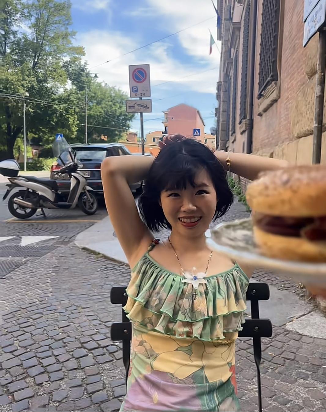 这个女孩的人生在找到弟弟后简直开挂了。《回家》一书，证明了她是一个实力和才华并存