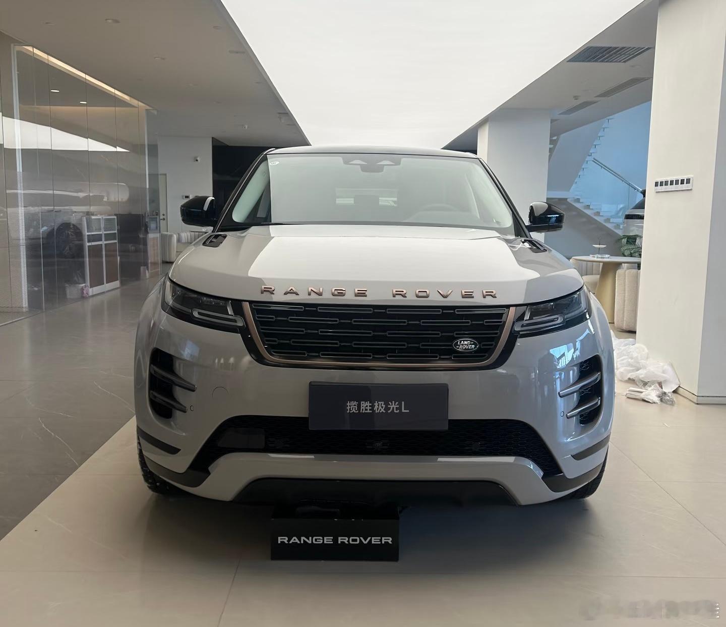 揽胜极光L这颜值，和王星越同框简直是最强“出片神器”！悬浮车顶配隐藏式门把手，每