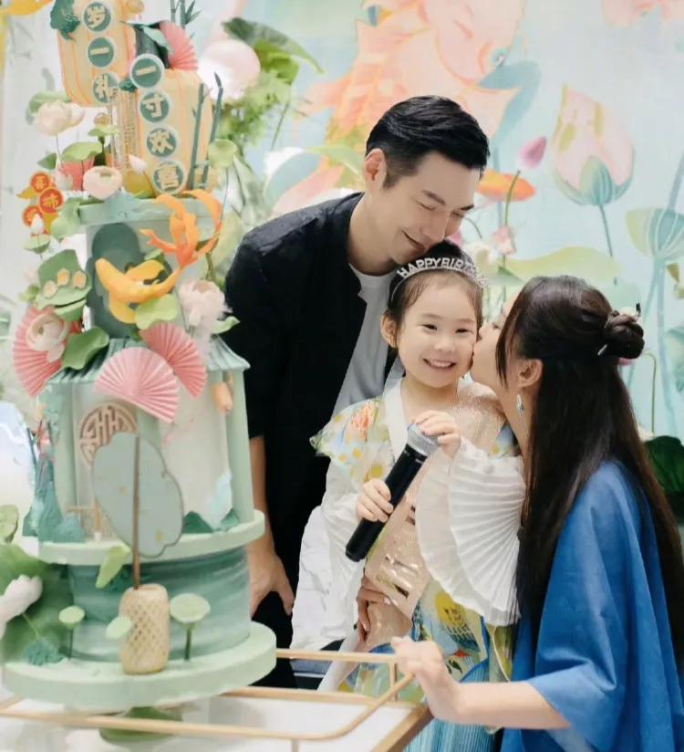 严屹宽的女儿5岁生日宴非常优雅，小宝贝身穿古装登场，为亲朋好友表演扇子舞。她继承