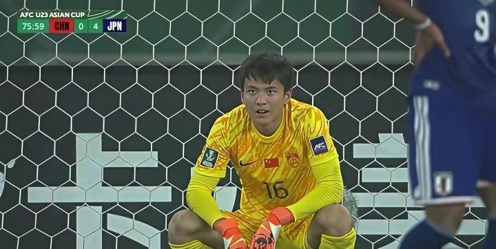 我当时愣了一下，沙发那会儿就愣着，手里攥着遥控器——茶杯还半满，球衣搭在椅背上，