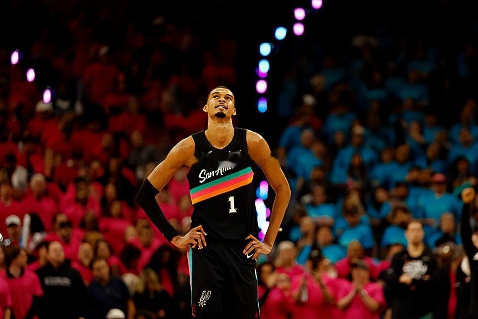 今年夏天刚刚加盟犹他爵士的后场球员约什·奥科吉（Josh Okogie）在《On