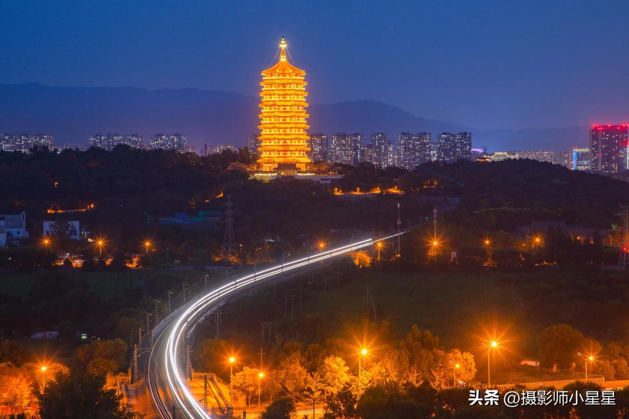  北京永定塔夜色～昨天晚上终于拍到了亮灯的永定塔，难得！

《永定塔之夜》
夜华