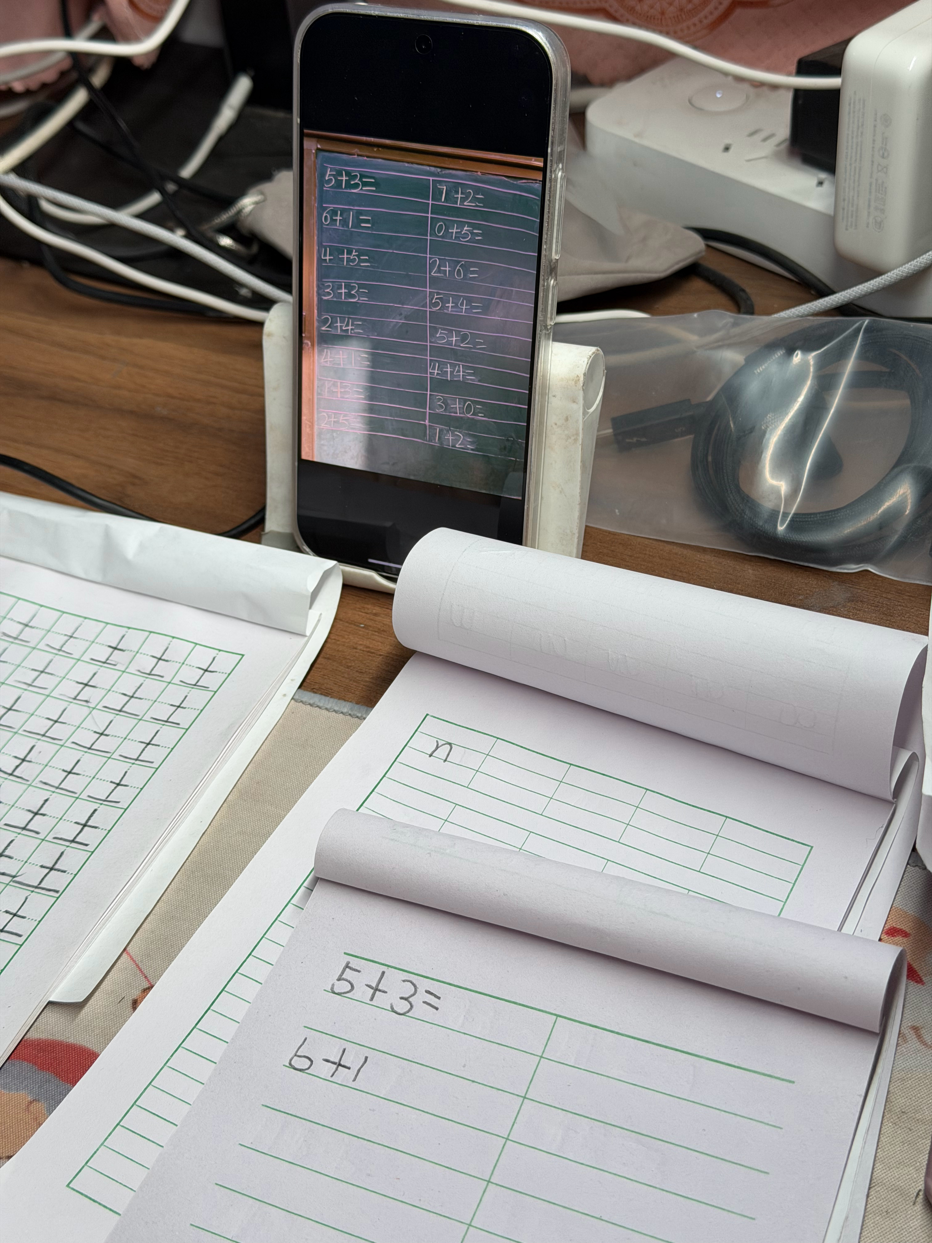 现在的小学生作业，要是没有手机，是不是都写不了，因为老师都把作业发群里了 