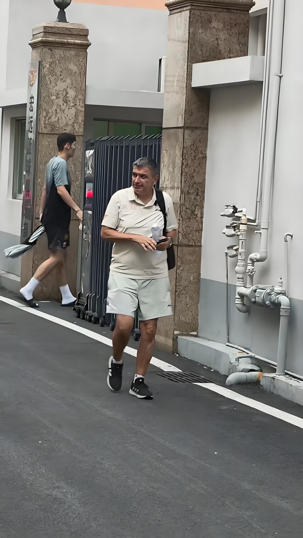 广东宏远试训国青重型中锋刘李
        近日有蹲点媒体拍到国青小将刘李正在