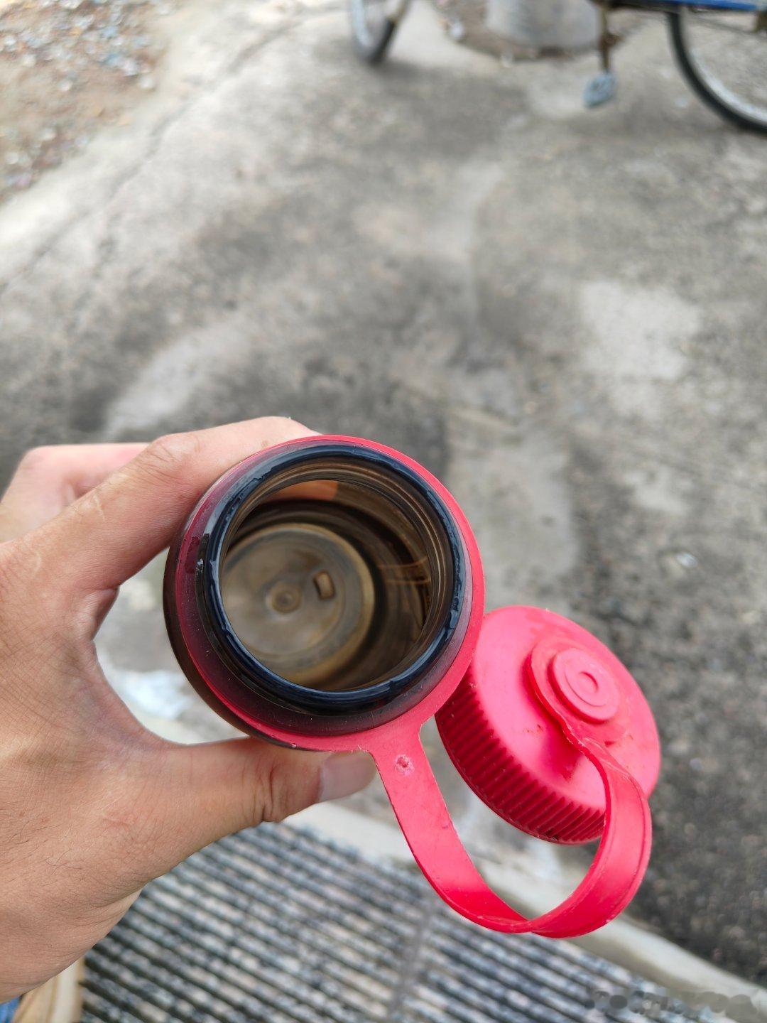 善变的男人从20年开始小伟养成喝茶的习惯，每天得空就喝，不论什么季节出门必泡一杯