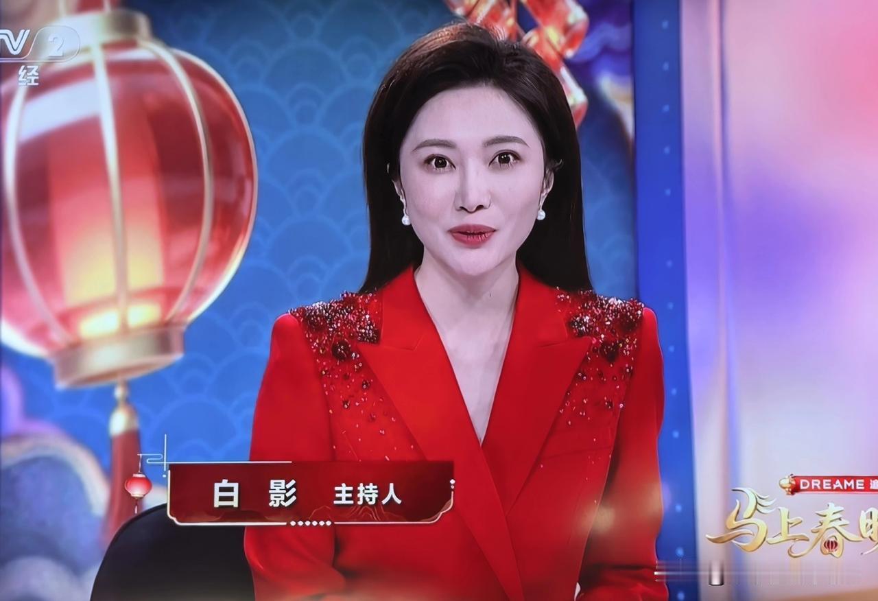 这是出什么事啦，白影这眼睛瞪的这么圆！估计是春晚马上就要开始了，有点激动。大红衣