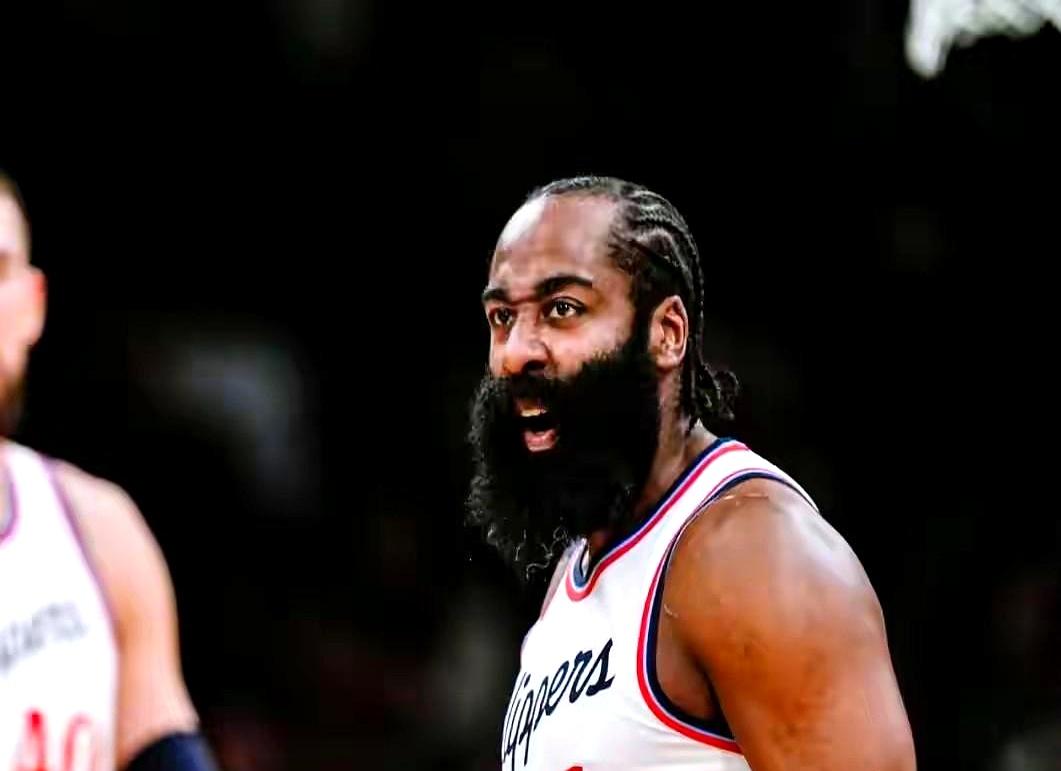 哈登为啥难拿冠军？先看进攻——每次过半场都压着8秒，剩下七八秒才开始找队友传，队