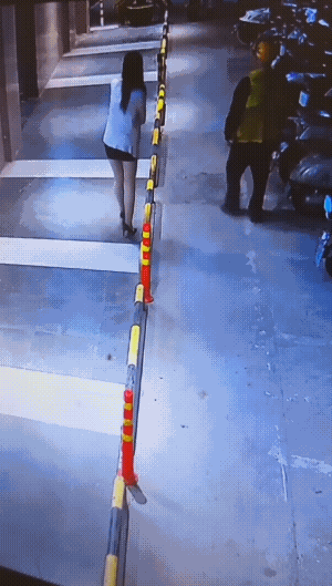 女技师不放弃的推销态度外卖小哥接受了，外卖小哥一天的幸苦可能也就白费了。
不过，