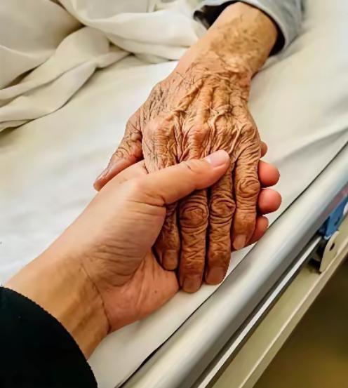 73岁的大姑，寿衣穿了两天，硬撑着不闭眼。
医生都说让准备后事了。
衣服都换好了