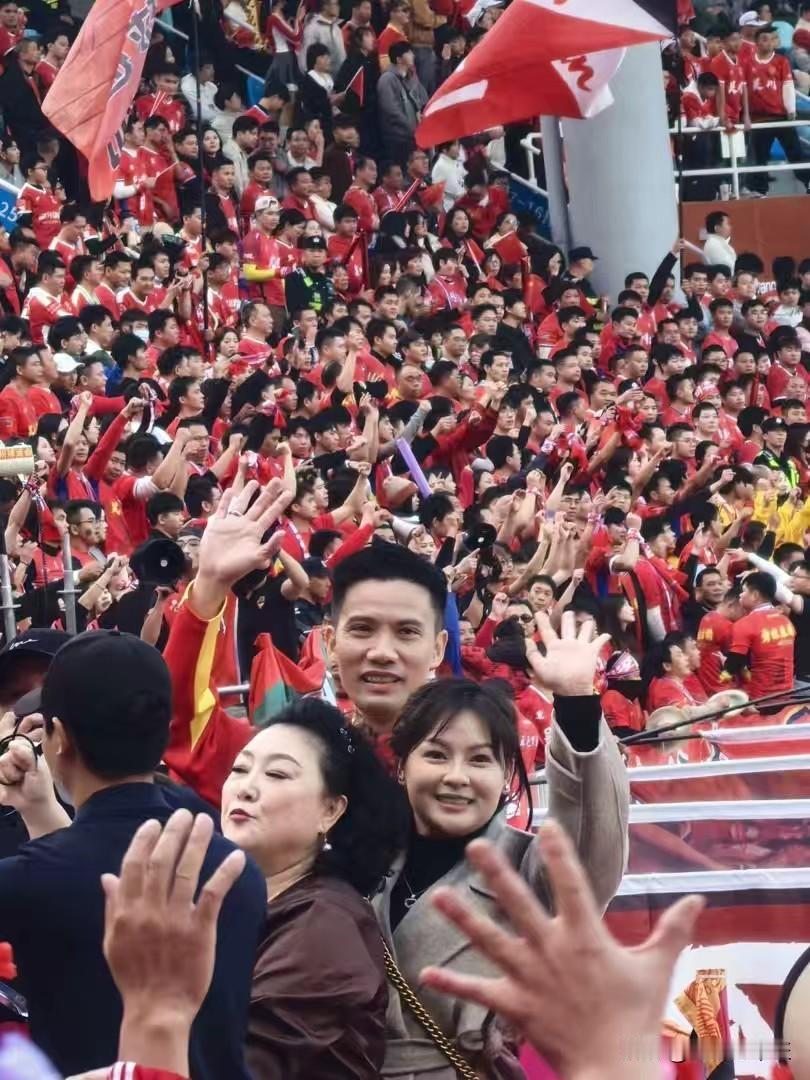 触景生情！前广州队队长冯俊彦泪流满面，这一刻有点想广州队了。。。

12月14日