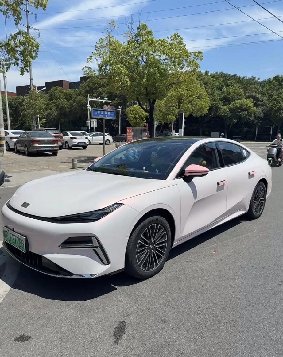 一觉醒来，电车车主直接傻眼了！

不是新能源车大降价，而是全国的油价都下调了。9