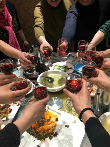 新的员工给副总敬酒，副总说：“你有什么资格敬我酒呢？”员工笑着说：“你赏脸，我不