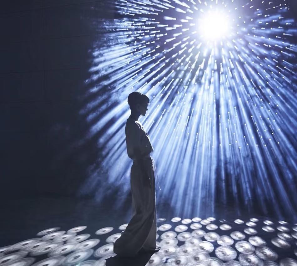 王菲春晚舞台再引热议! 王菲春晚舞台再引热议！2025 年一曲《世界赠予我的》唱