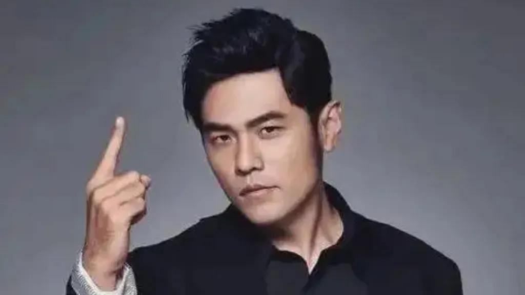 华语天王周杰伦正式入驻抖音，首日账号粉丝量火速突破千万大关！从《晴天》的青春悸动