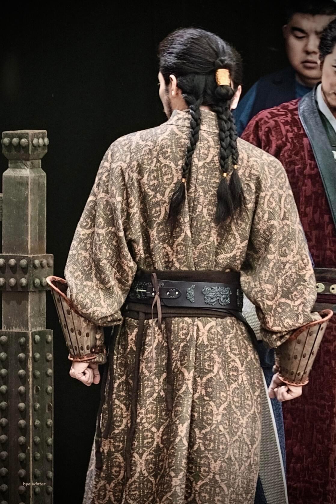 刘学义《江山大同》拓跋濬路透背影宽肩窄腰，身材好绝胡子辫子妆造，草原英主，太有野