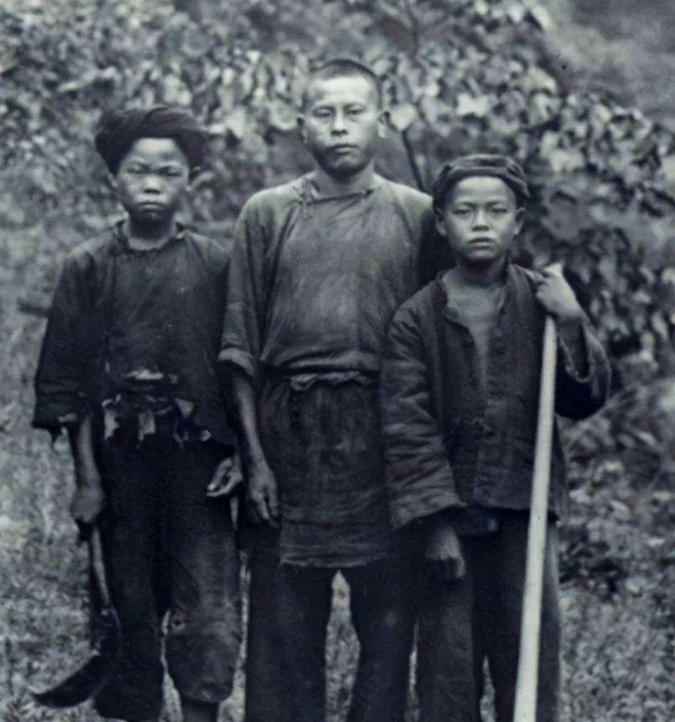 1997年，老工人罹患癌症晚期，因医药费困难，子女决定试着联系父亲曾经的老上级，