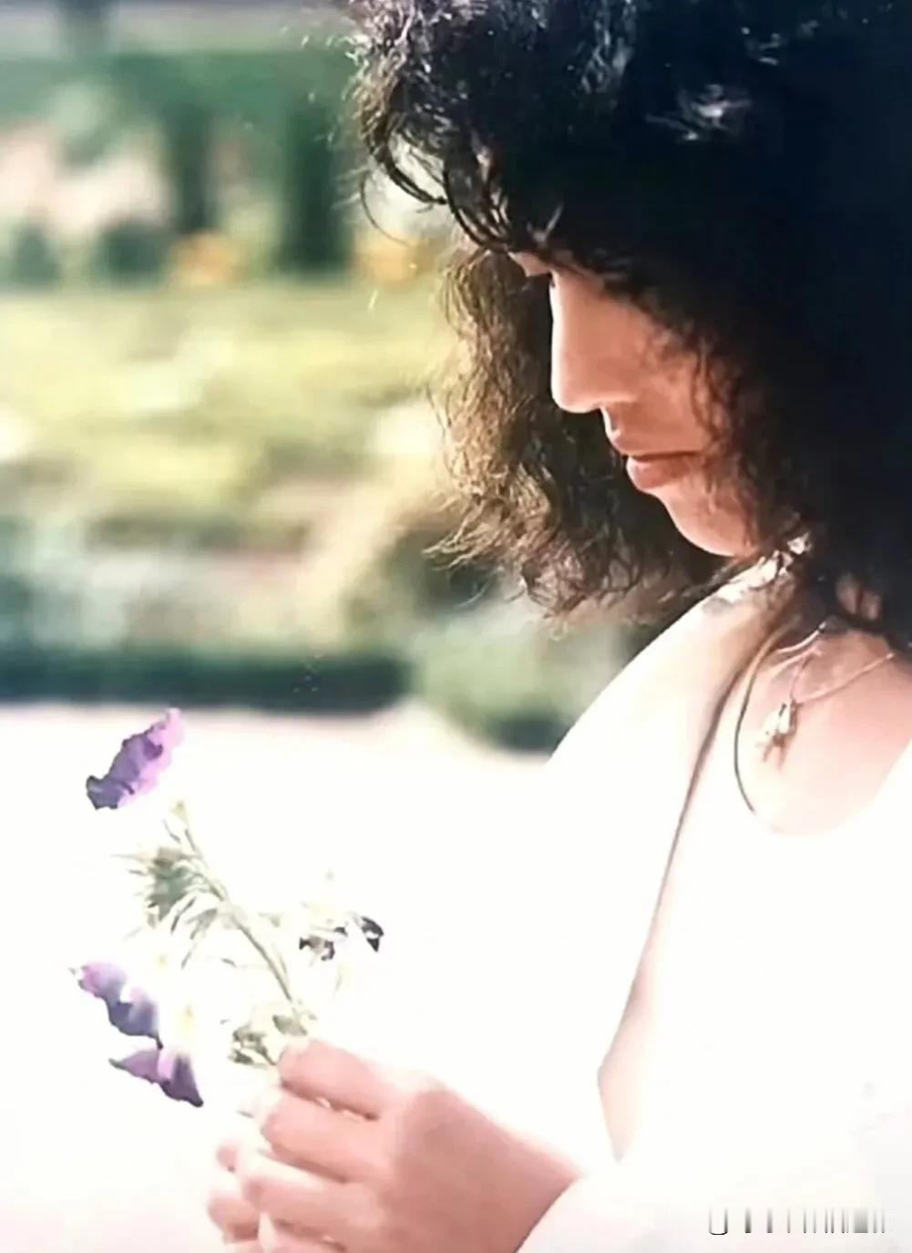 沉静的午后，手捧一束野花，享受片刻宁静🌼