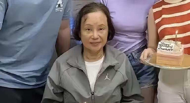 近日赌王三太陈婉珍73岁近照流出，面色蜡黄、身形消瘦，需人搀扶，与珠光宝气的豪门