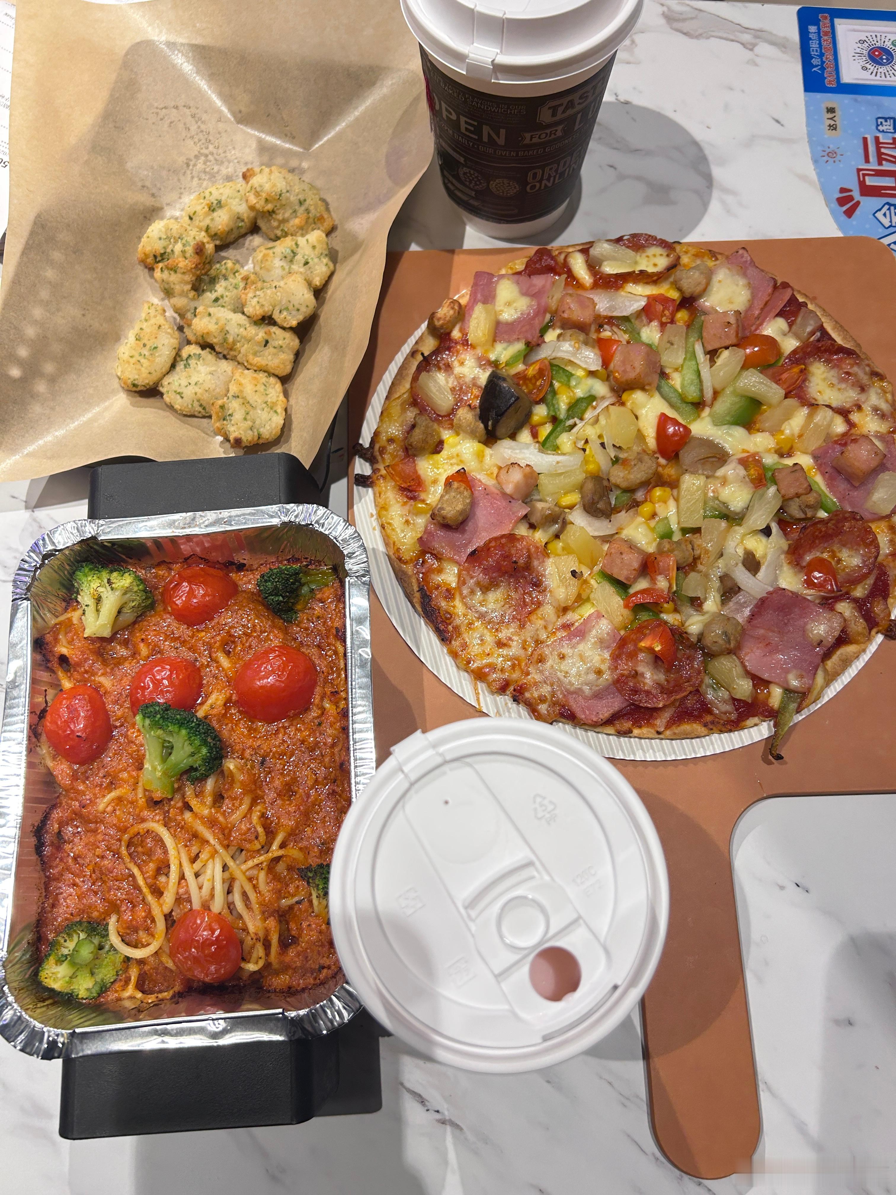每次吃东西前必须要拍照饭前拍照已经刻进习惯里，美食的美好值得被定格存档。不必急于