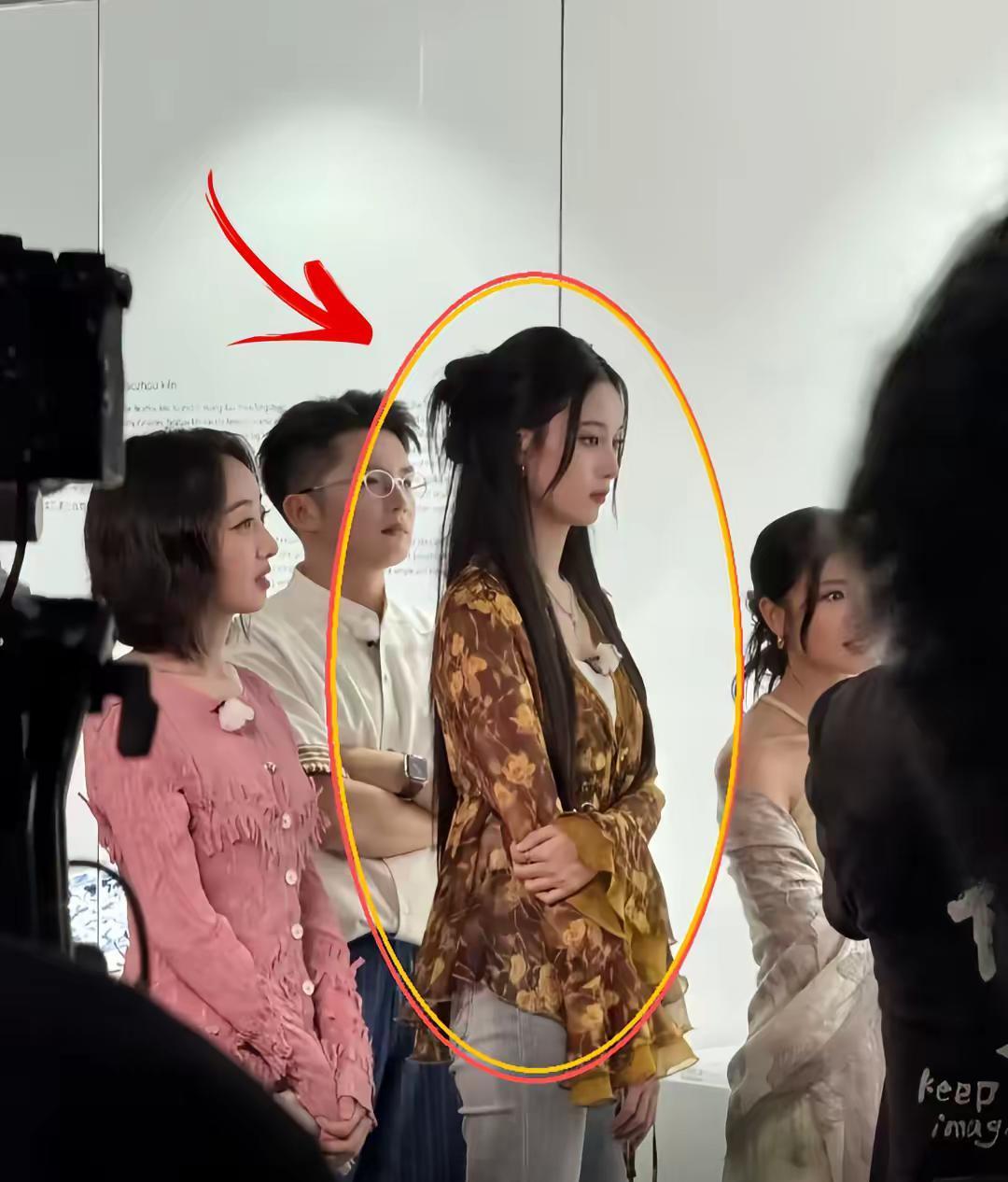 黄子韬直播卖卫生巾，张口就是“我批木”！
网友：徐艺洋在后台笑到“恐怖”？
他一