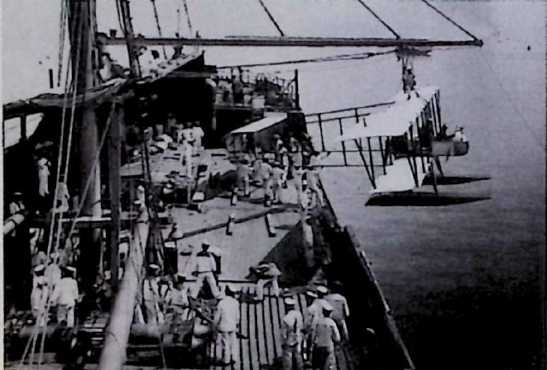 1916年，旧日本海军水上飞机母舰“若宫”号将一架莫里斯·法尔曼式飞机吊放至海面