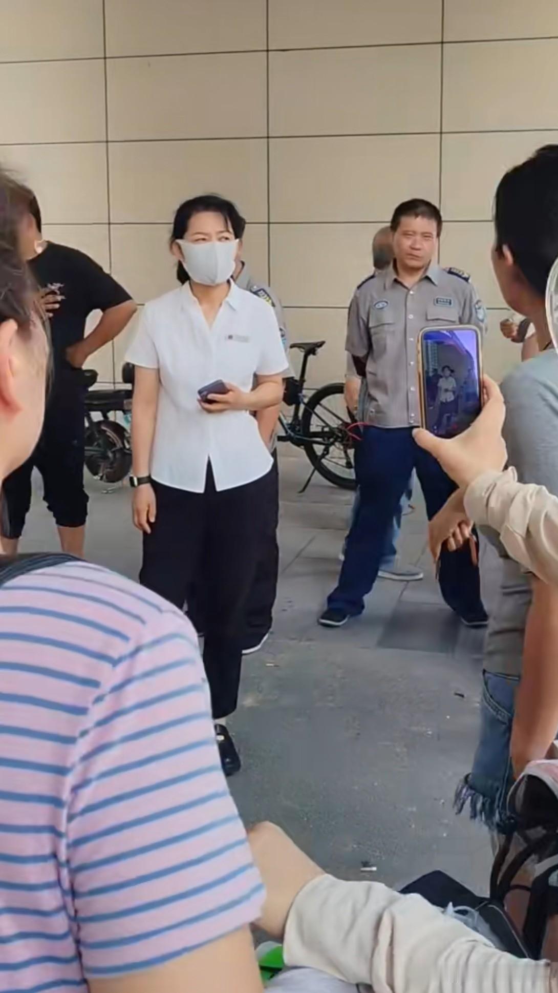 两个问题：
1.业主倾家荡产的买了房子🏠，这个房子是业主说了算，还是物业说了算