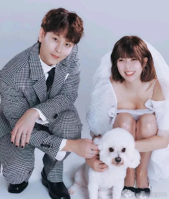 #龙俊亨涂美甲#龙俊亨平时怎么精致的吗？拍婚纱照时居然涂了黑色美甲，反倒是显得泫