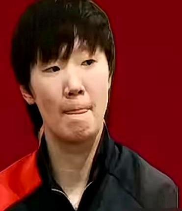 刚输新加坡大满贯决赛拿了34万亚军奖金，王曼昱转头就拉队友去机场餐厅搓饭。
 