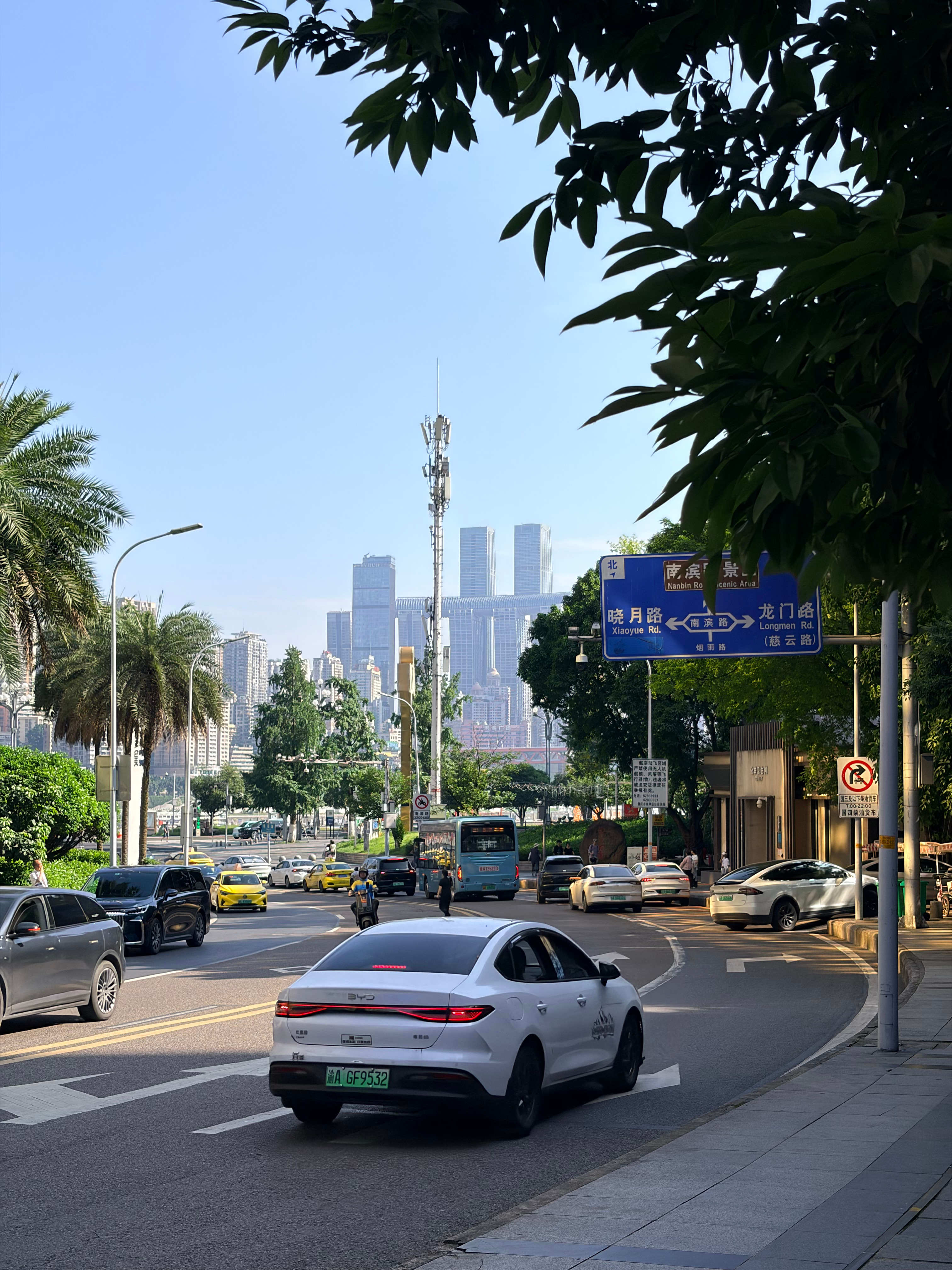 最近重庆气温都不错，出太阳也不是很热，江边吹点小风溜溜娃蛮舒服。