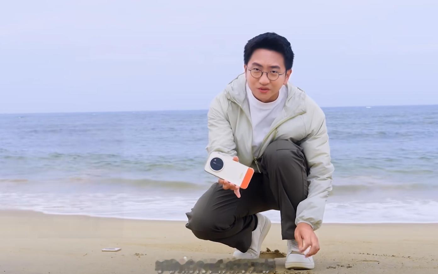 20米高度空投荣耀X80 Pro Max，手机居然除了轻微划痕一点问题没有，不仅