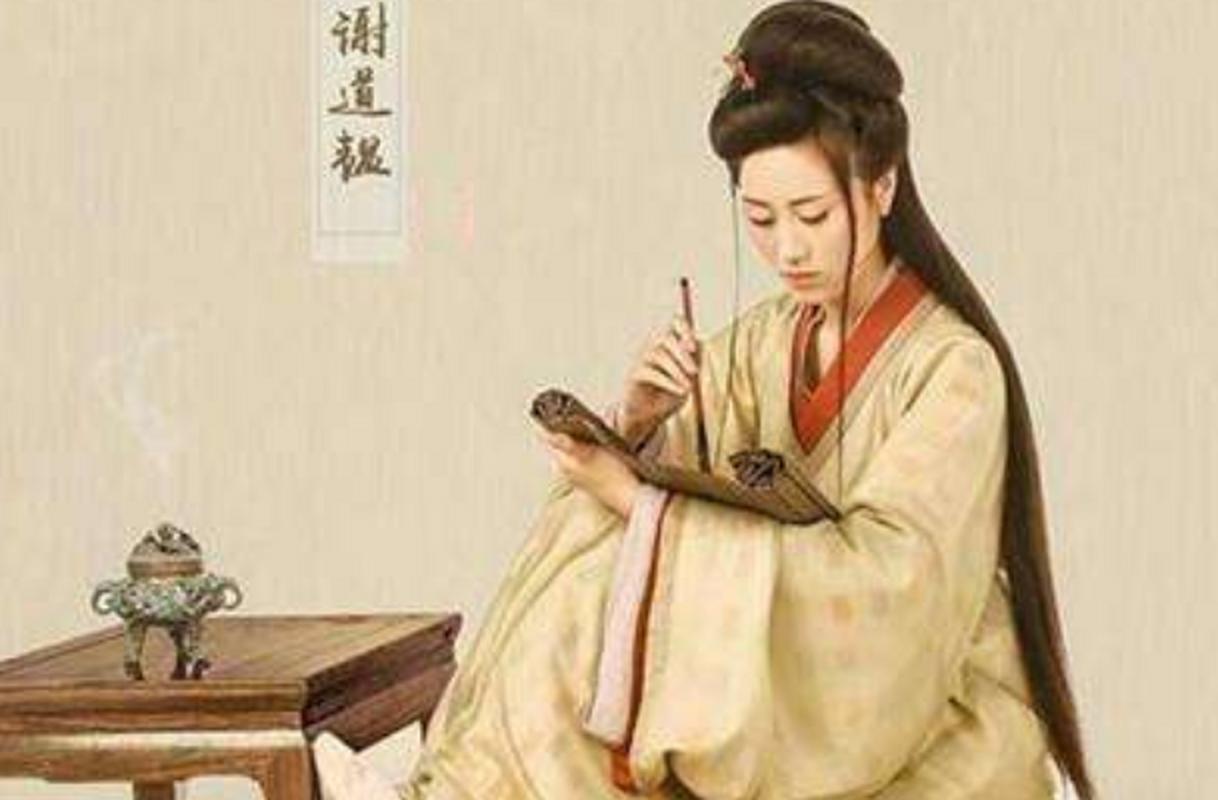 隆安三年十月,叛军攻破会稽,丈夫和四个儿子当天全被杀,谢道韫抽刀出门,亲手砍死数