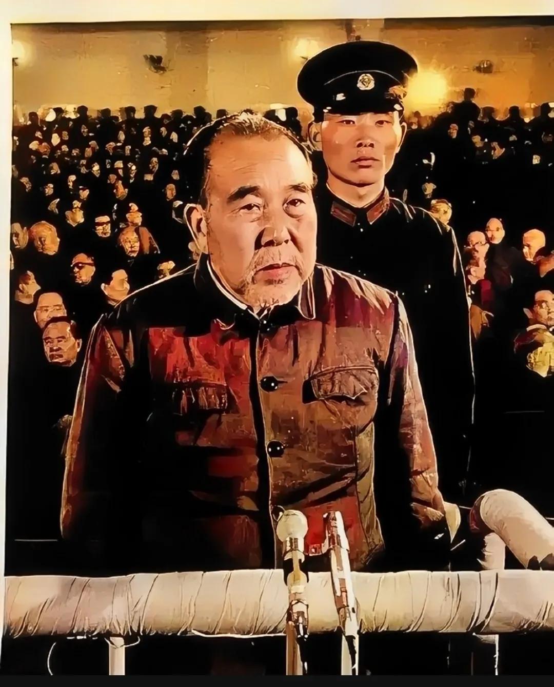 1981年，公审现场的黄永胜，留下的一张老照片，镜头中的他穿着一件中山装，胡子拉