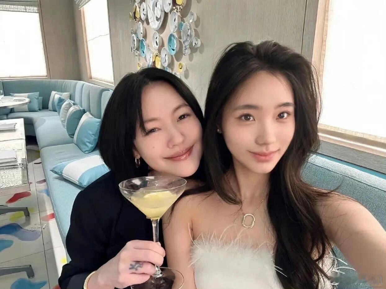 #小S吃醋许雅钧亲二女儿手背# 小S模仿许雅钧看二女儿的眼神，好夸张哈哈哈 #小