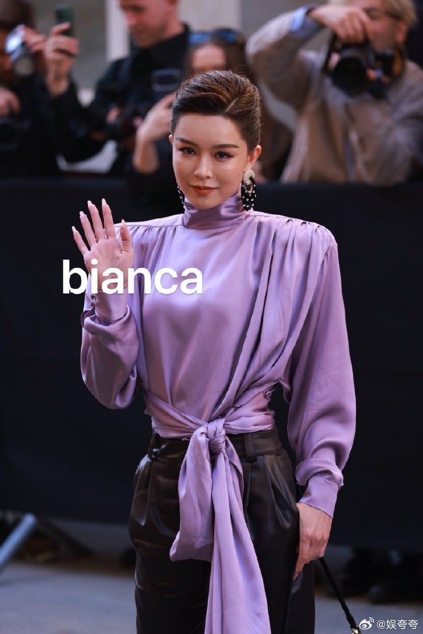 文咏珊太平洋宽肩hello时装周 文咏珊今晚这套观秀装太可了！埃菲尔铁塔当背景，