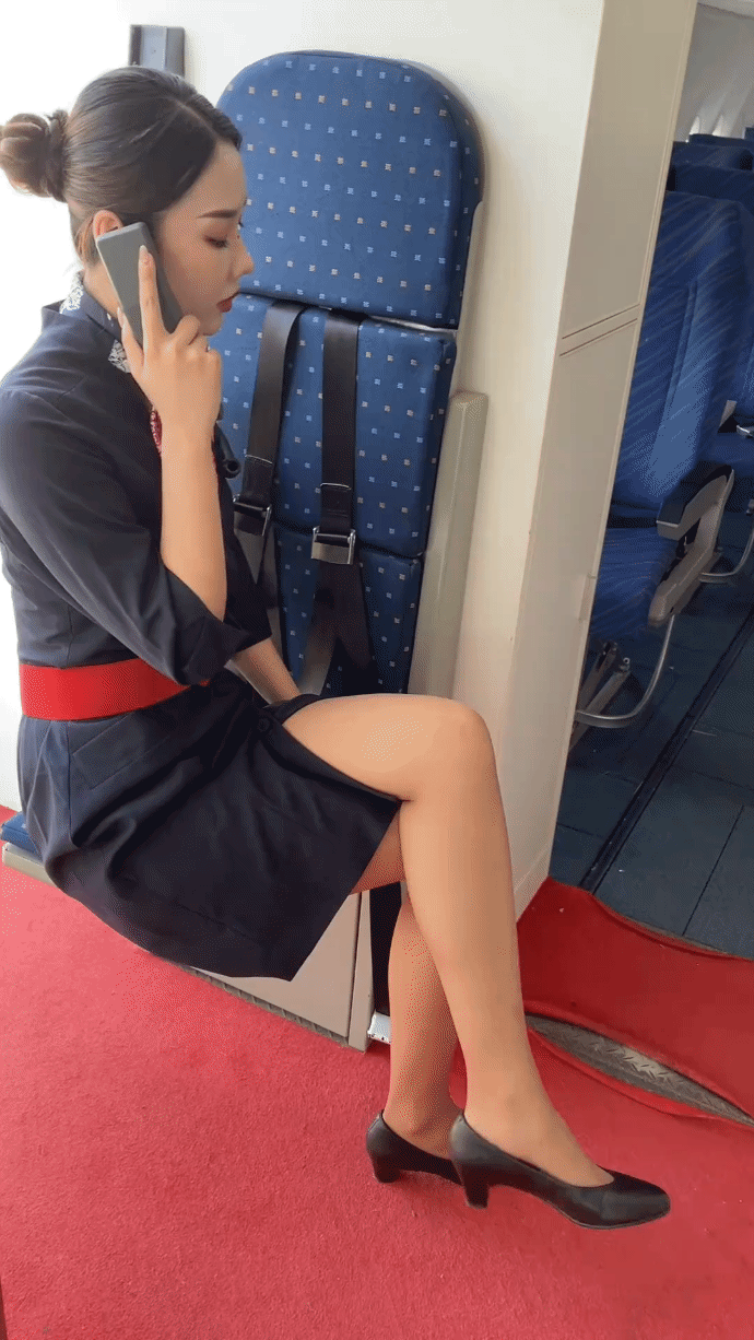 无论从哪个角度看，空姐都是这么完美。[害羞]