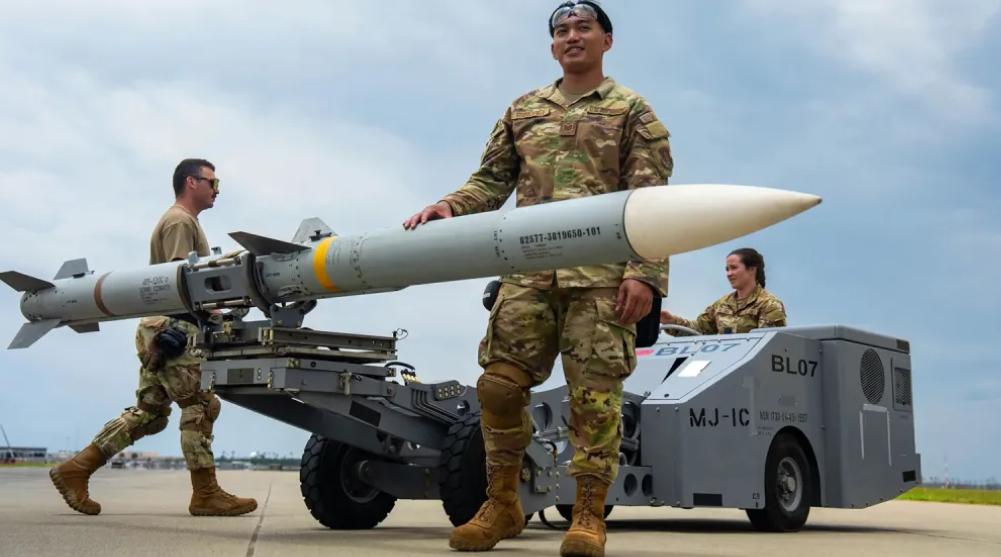 中国顶刊论文承认，AIM-260超越了PL-15，但最终结论让美国有点哭笑不得！