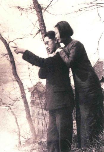 1938年秋冬，沈安娜、华明之在重庆嘉陵江畔