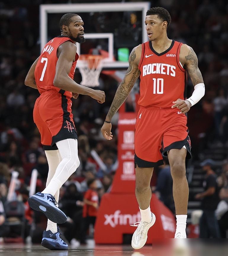 赌城大鳄把今晚丰田中心的盘口砸穿底线，休斯顿火箭硬生生让了金州勇士将近十分。你点