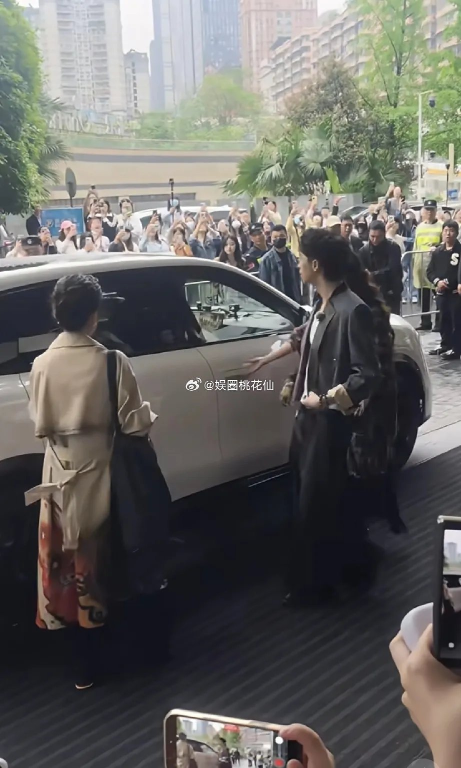 周涛录制《桃花坞》真是有心了，衣服设计与众不同，背后有一大片蝴蝶结图案，与脚上的