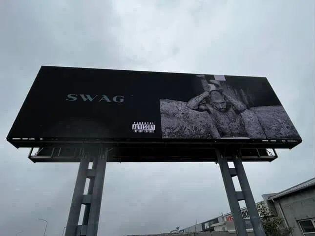 贾斯汀·比伯的全新专辑《SWAG》今天正式发布，引发全球乐迷的热烈欢呼。这张专辑